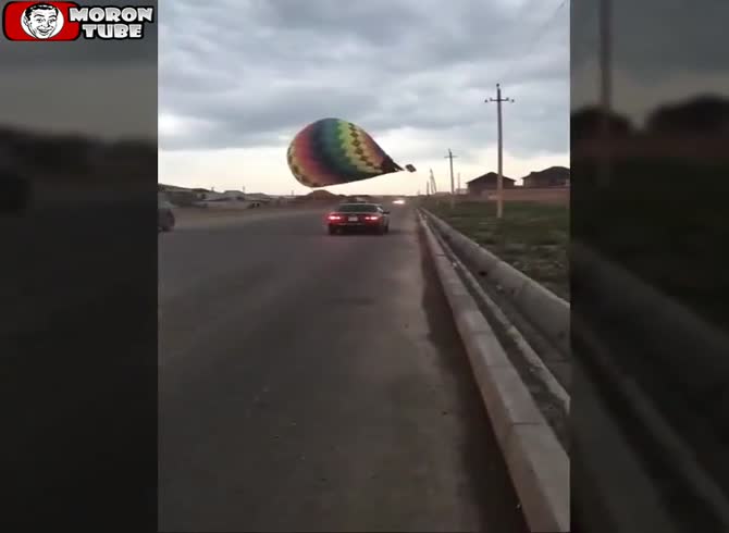 Video :Power wires are struck by a hot air balloon